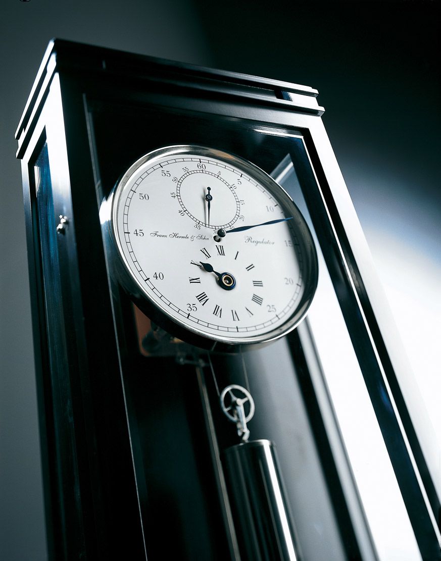Hermle Regulateur 70875-740761 wandklok in zwarte kast met 31 daags uurwerk