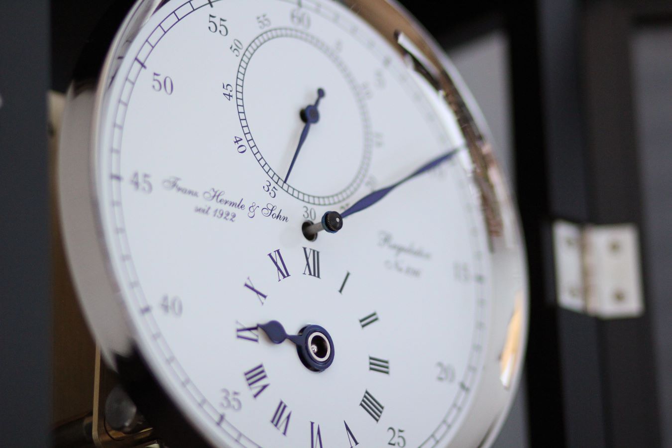 Hermle Regulateur 70875-740761 wandklok in zwarte kast met 31 daags uurwerk