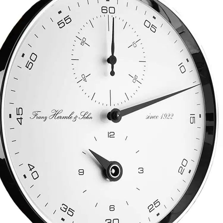 Hermle Regulateur wandklok 71006-360761 met 31 daags uurwerk in een rode kast