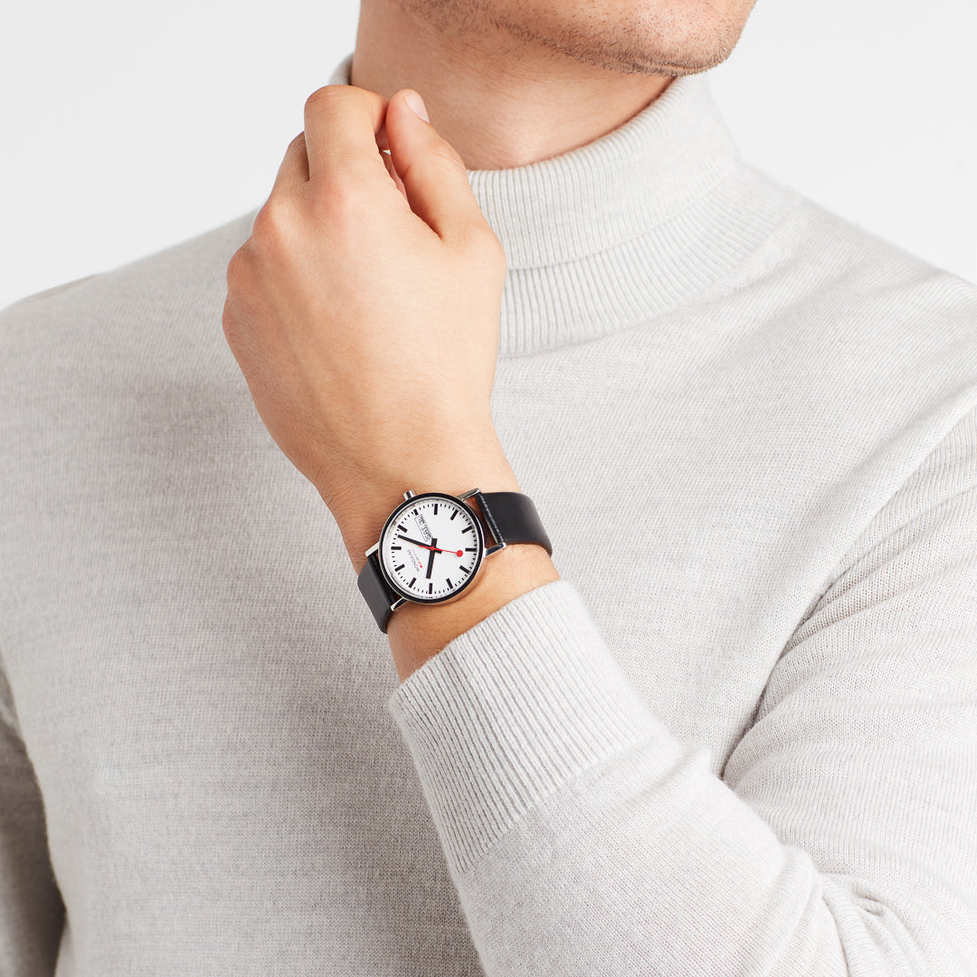 Mondaine M667.30314.11SBB Classics Horloge met band van Leer / Dames / Unisex met datumaanduiding