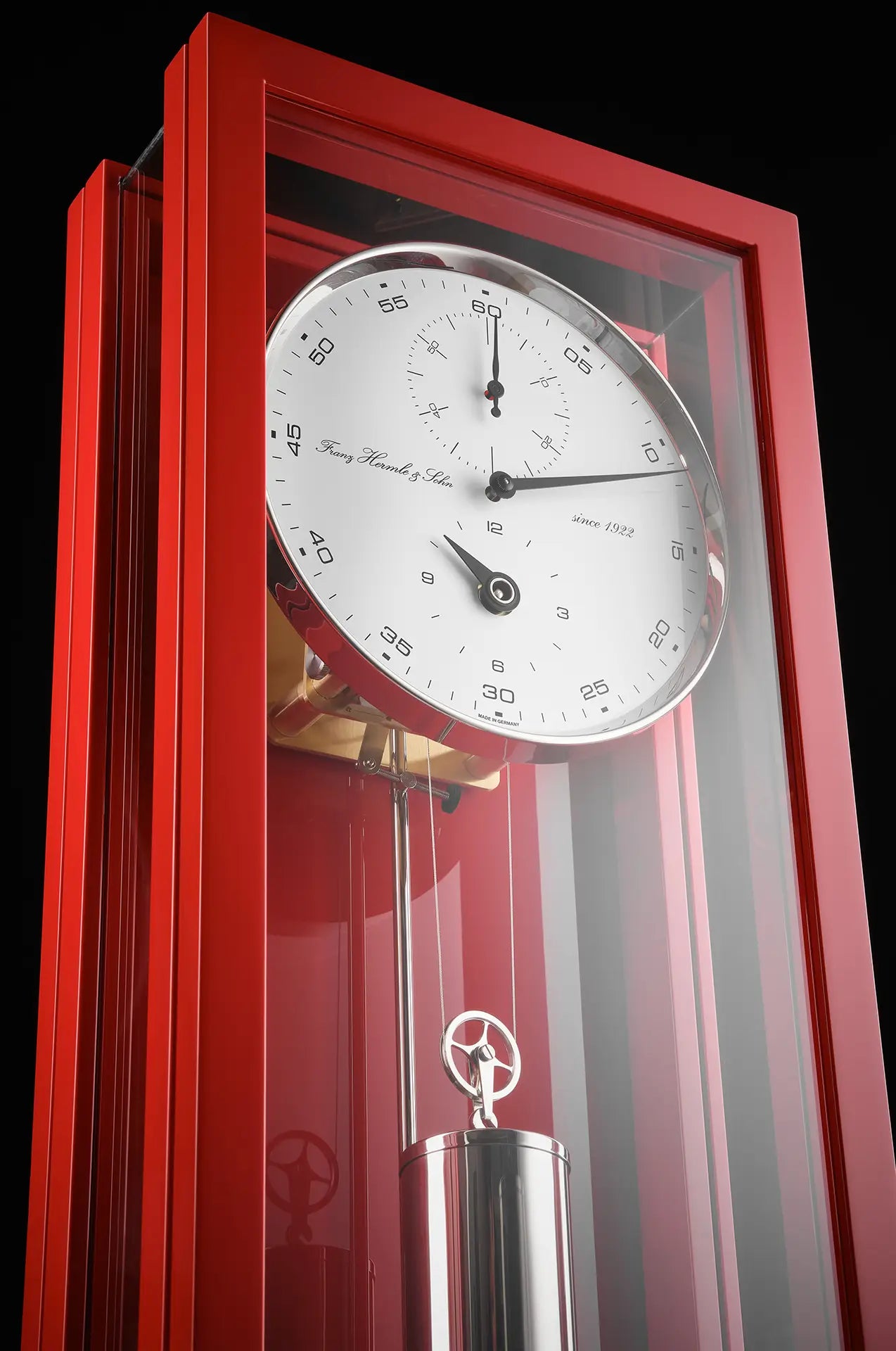 Hermle Regulateur wandklok 71006-360761 met 31 daags uurwerk in een rode kast