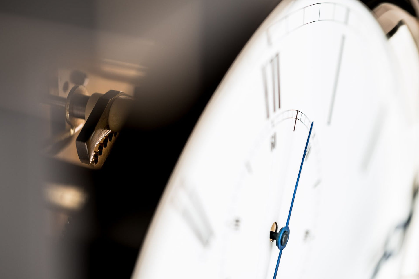 Hermle Regulateur 70996-740761 met 31 daags uurwerk in zwarte kast