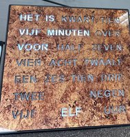 Intertime | Woordklok | Wandklok | Tafelklok | 28x28 | Epoxy brons| Nederlands